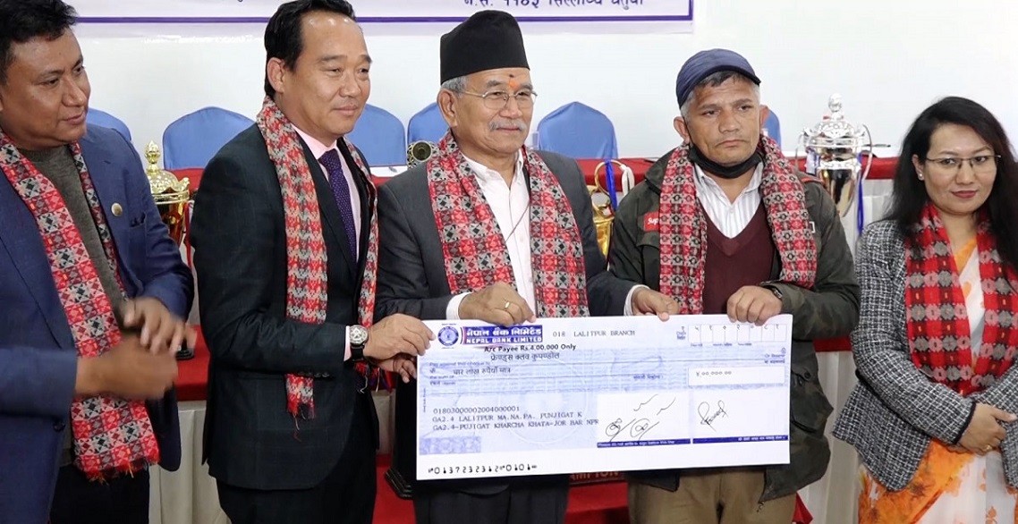 विभिन्न डिभिजन खेल्ने १२ क्लवलाई ललितपुर महानगरको सम्मान
