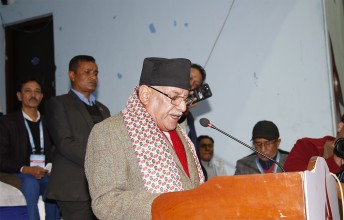 यो सरकार टिकिरहनुमा नै माओवादीलाई फाइदा छ : प्रचण्ड