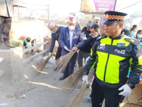 मेयर चिरिबाबु सहितको टोली जब झाडु लिएर सडकमा निस्कियो