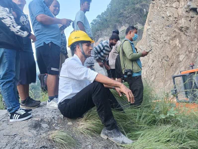 पहिरो पन्छाउन एक्सन टीम सहित चितवन सिडिओ अर्याल पहिरो क्षेत्रमा