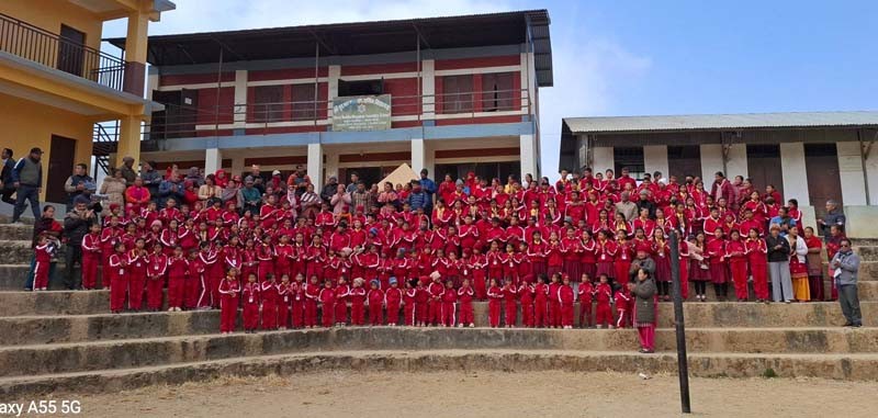 महाँकाल गाउँपालिकामा वालवालिकालाई न्यानो पोशाक वितरण