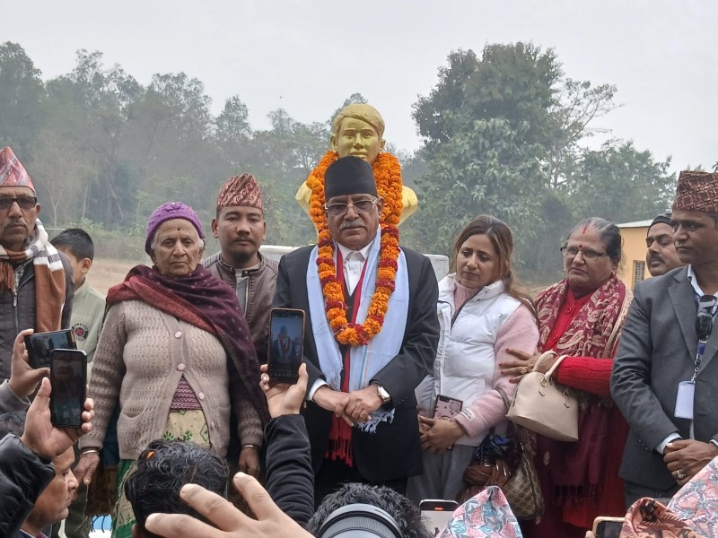 शहिदको सालिक छेउ उभिएर प्रचण्डको ठोकुवा : यो सरकार धेर टिक्दैन