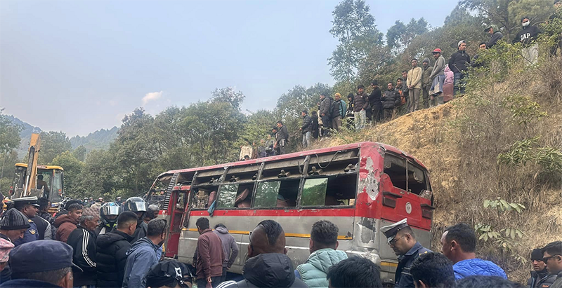 पिकनिकबाट फर्किएको बस साँखुमा दुर्घटना, ३ जनाको मृत्यु, ४० घाइते (विवरण)
