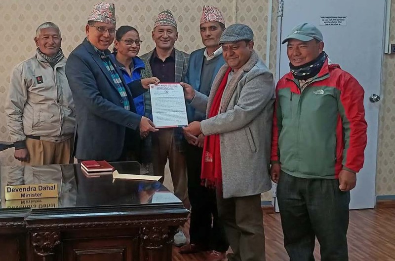 दक्षिण ललितपुरका सडक पुननिर्माणको पहल, एमालेले बुझायो मागपत्र